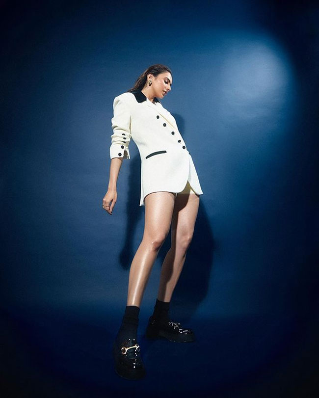 Staggering Poses of Rakul Preet In Black Outfit